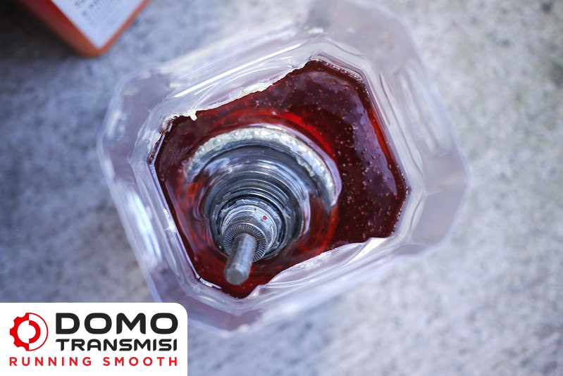 Tanda-tanda Oli Transmisi Mobil Harus Diganti