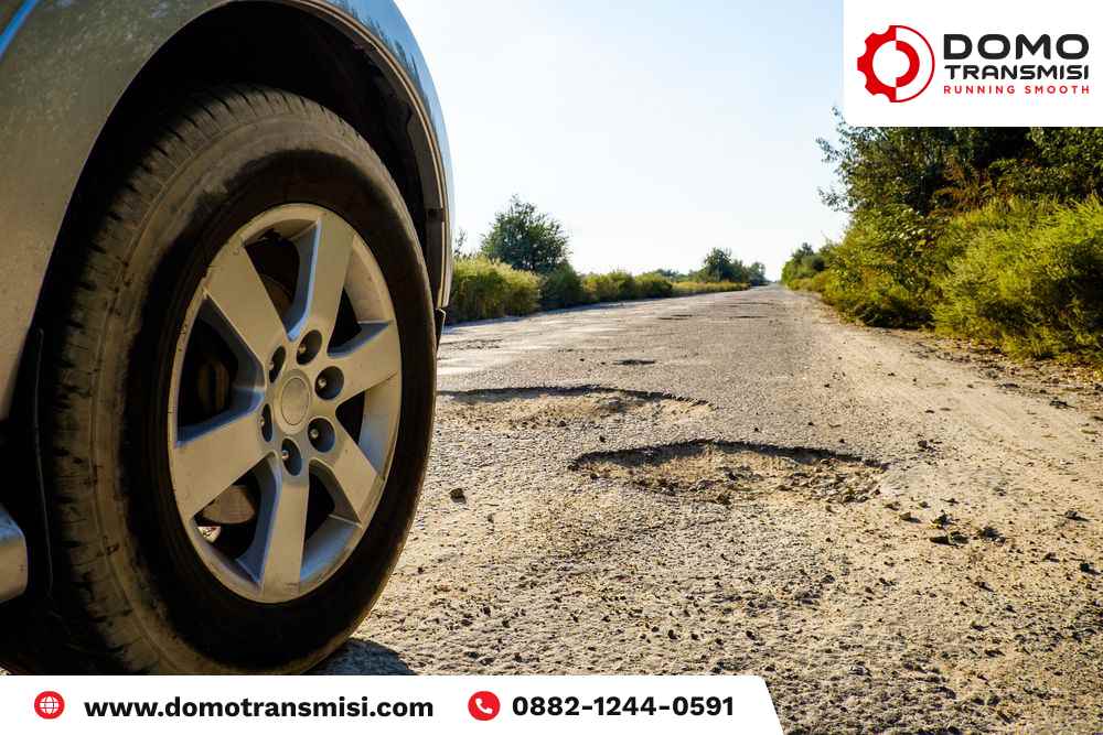 Bahaya Mobil Matic Hantam Lubang