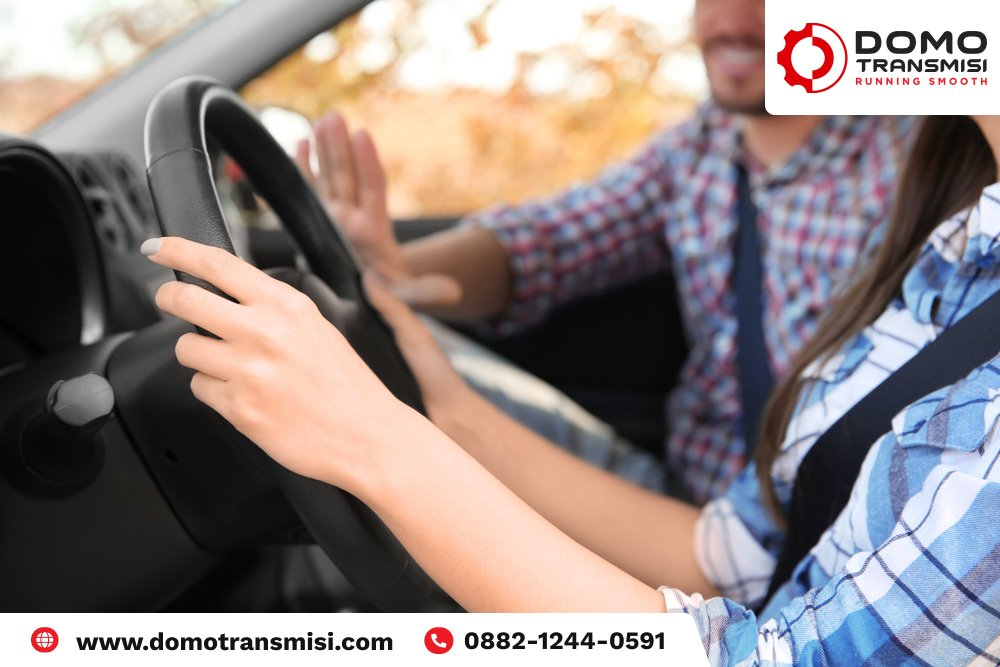Cara Memegang Setir Mobil Matic yang Tepat