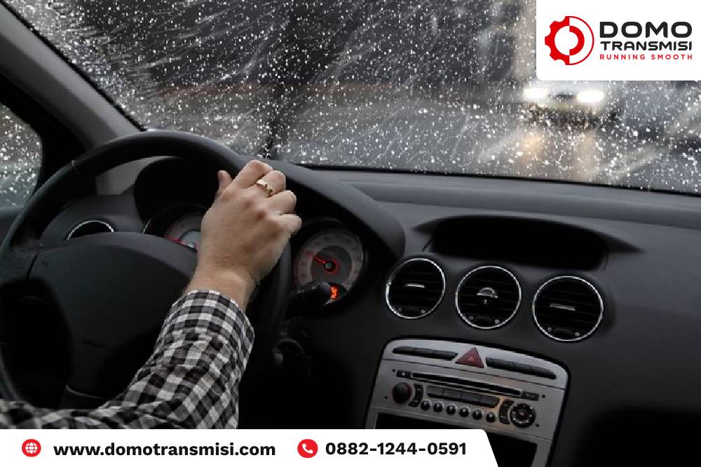 Tips Berkendara Mobil Saat Hujan