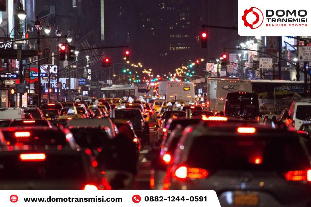 Berhenti di Lampu Merah Pakai Rem Tangan atau Kaki